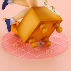 雏鹤爱 -资料图