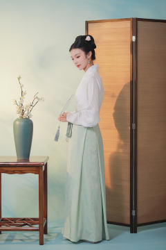 仿花萝竹叶纹·三涧裙-资料图