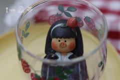 捧着花的少女-资料图