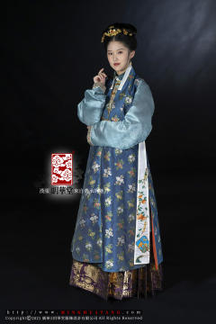 四季花卉遍地开妆花纱褙心-资料图