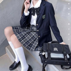 三粒扣西服-资料图