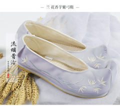 绣花鞋-资料图