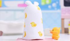 鸭鸭浴巾-资料图