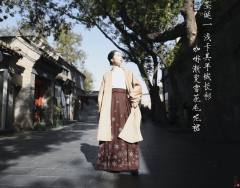 圣诞豇豆红羊绒褙子短衫-资料图