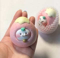 莓你不行-粉色大眼草莓