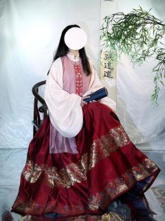 四月红山茶妆花马面裙-资料图