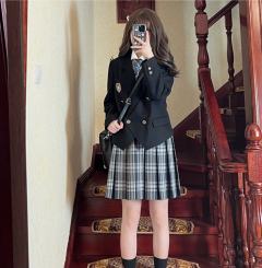 津律高·西服-资料图