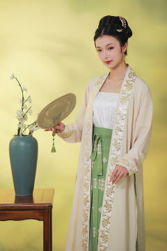 乳黄积冰-资料图