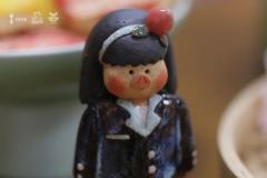 捧着花的少女-资料图