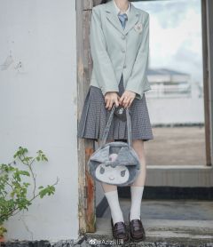 三粒扣西服-资料图