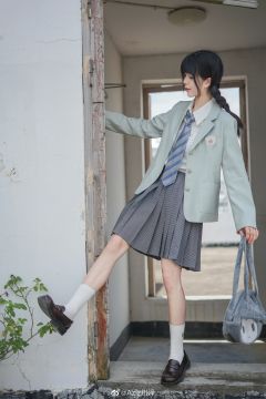 三粒扣西服-资料图