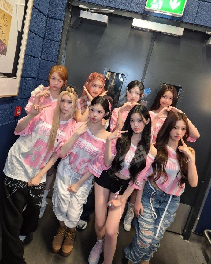 SMTOWN LIVE ユニフォーム　hearts2hearts 新品未開封 664add9791464.jpg