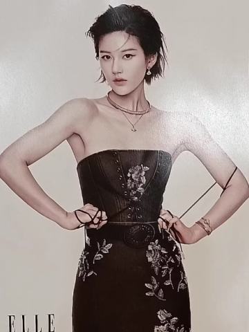 elle8月刊海报ver.A