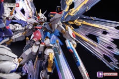 BN FIGURE DX 机动战士高达 vol.3 STRIKE FREEDOM GUNDAM VS DESTINY GUNDAM-资料图