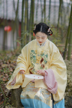 松鼠采福·补服-资料图