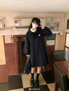 娃娃领大衣-资料图
