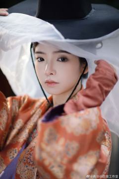 复原宝相花织锦提花双面穿披袍-资料图