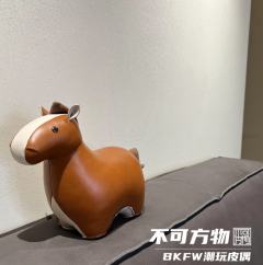 马到功成皮质公仔-中号-资料图
