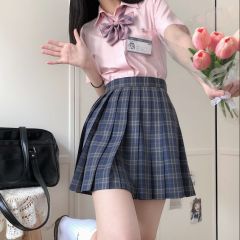泠泠-资料图
