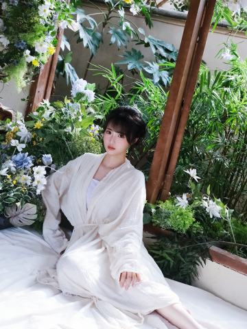 周念琪 素衣拥翠