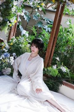 周念琪 素衣拥翠