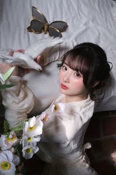 周念琪 白鸽伴花