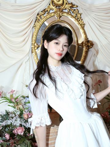 顾欣沁 镜畔白纱