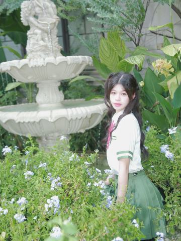 顾欣沁 泉边春衫