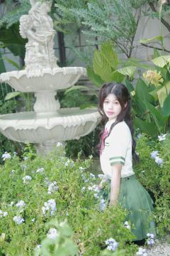 顾欣沁 泉边春衫