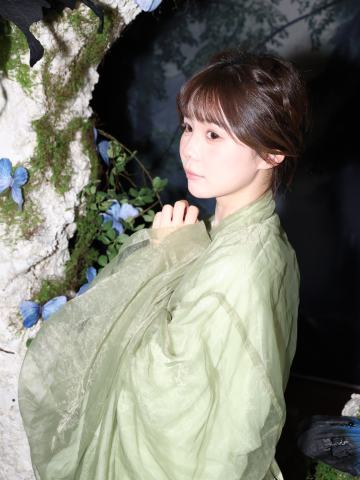 桂楚楚 苔间拥翠