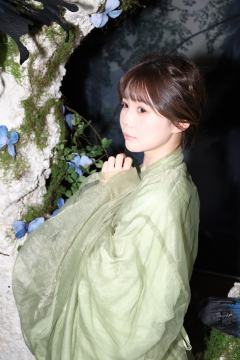 桂楚楚 苔间拥翠