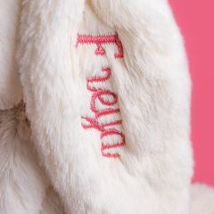 个人定制乳白色怀抱玫瑰邦尼兔-资料图