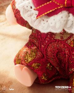 LuLu 猪「缘分天使」系列胶脸毛绒挂件-资料图