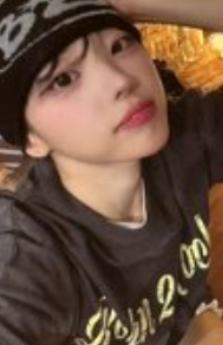 快闪黑T恤卡hina