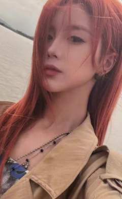 梁乔《新学季》自拍小卡 ver.A