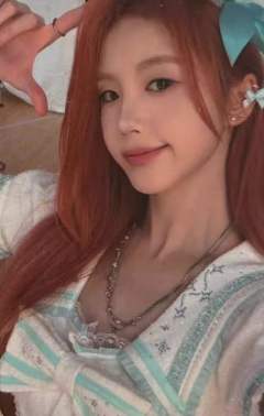 梁乔《新学季》自拍小卡 ver.B