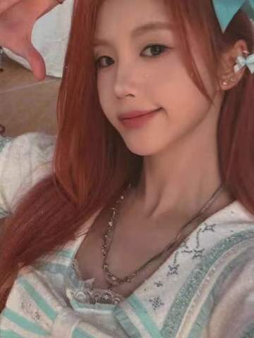 梁乔《新学季》自拍小卡 ver.B