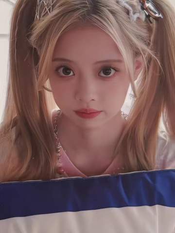 张倩《新学季》自拍小卡 ver.B