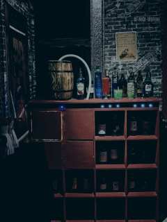 血色酒馆-资料图