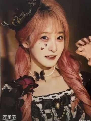 杨宇馨《鬼影重重》万圣节主题生写ver.B