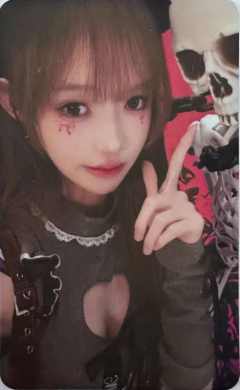 王思予《鬼影重重》万圣节主题小卡