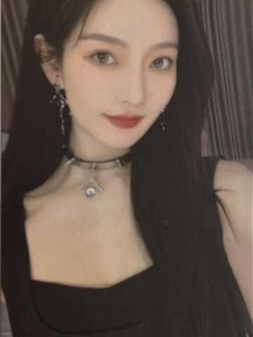 青钰雯 上海时装周小卡ver.B