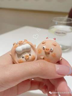小鬼贴贴-资料图