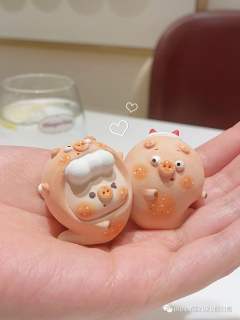 小鬼贴贴-资料图