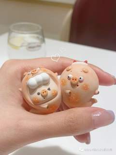小鬼贴贴-资料图
