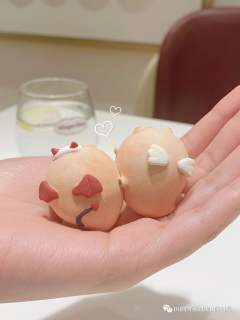 小鬼贴贴-资料图