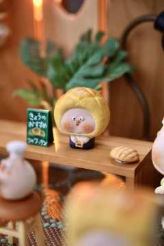菠萝包小店员-资料图