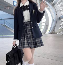 三粒扣西服-资料图
