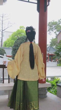 明制交领短衫-资料图