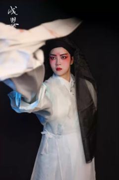 何昀书